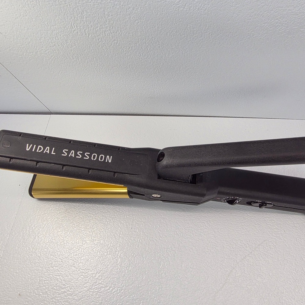 Vidal Sassoon Professional Ceramic Hair Straightener Flat Iron Gold Plates 1"